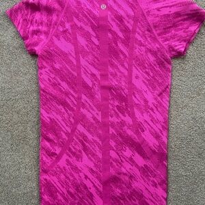 Lululemon Womens size 4 magenta short sleeve top